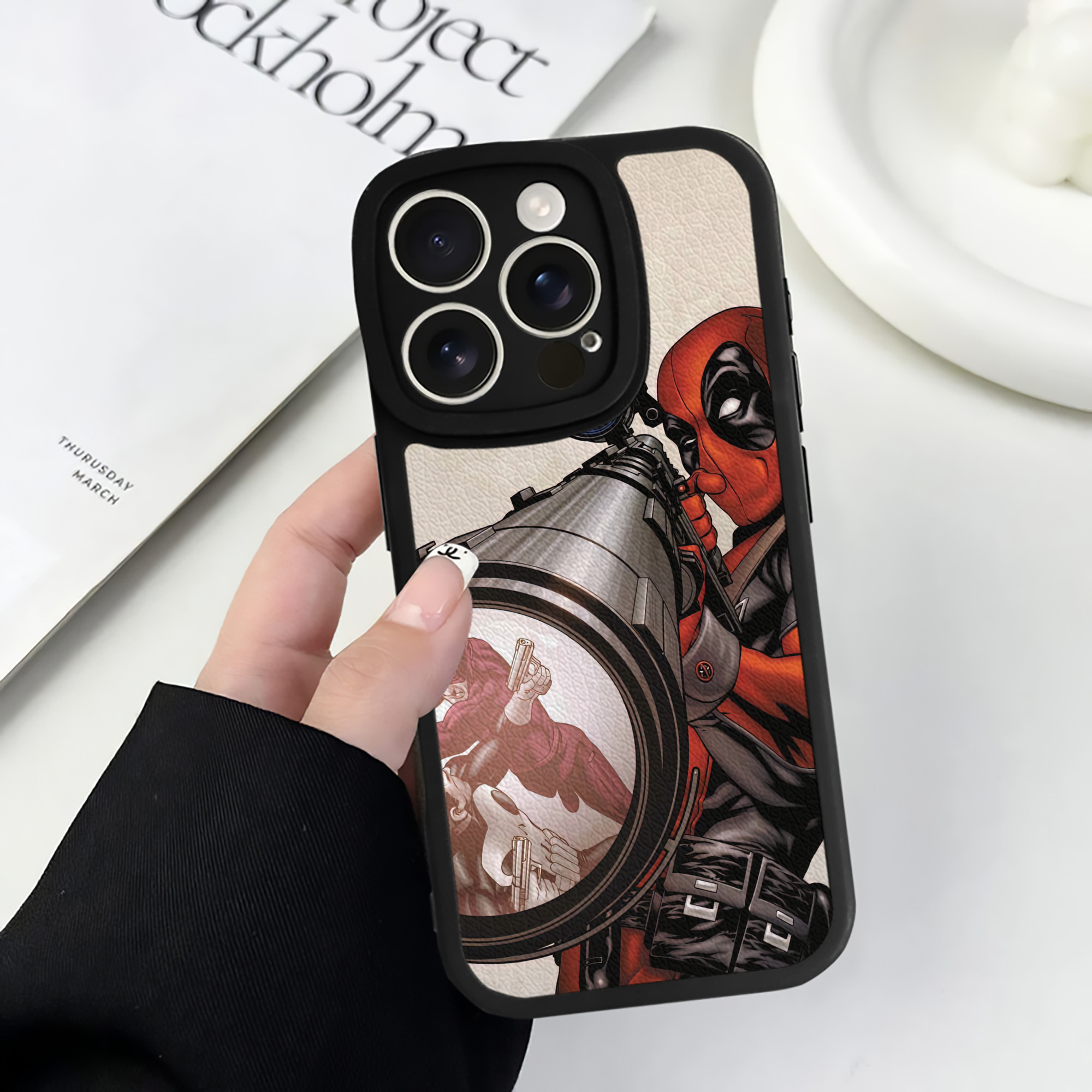 （画像用） Deadpool デッドプール 【iPhone 16シリーズ対応】シリコンスマホケース（レザー調） 材質：シリコン